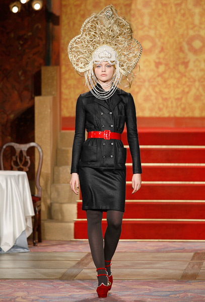 Показ коллекции женской одежды Париж—Москва